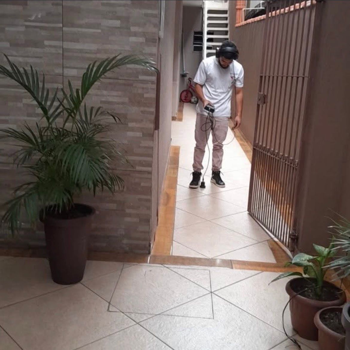 Técnico HydroSafe utilizando Geofone Digital para detecção de vazamentos